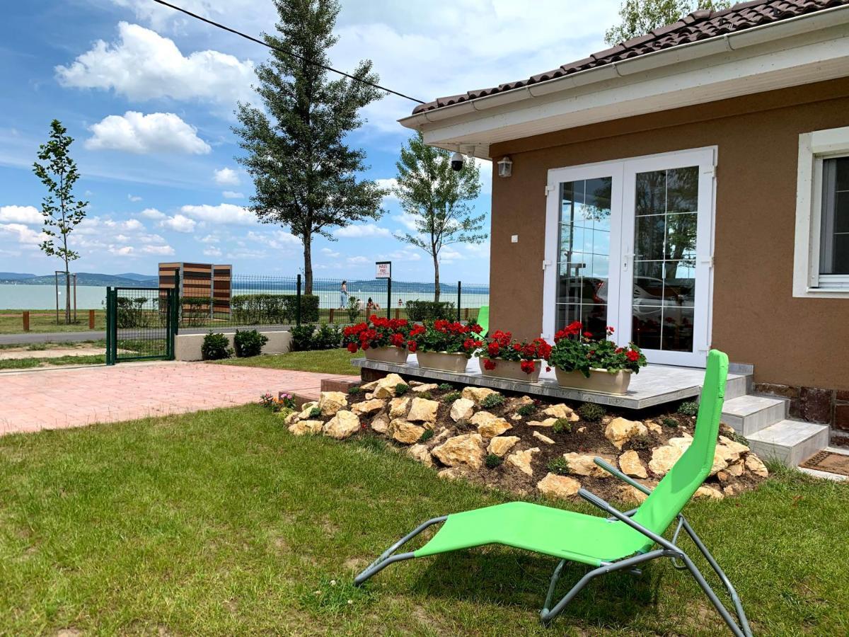 Exclusive Beachfront Villa Fonyód Extérieur photo